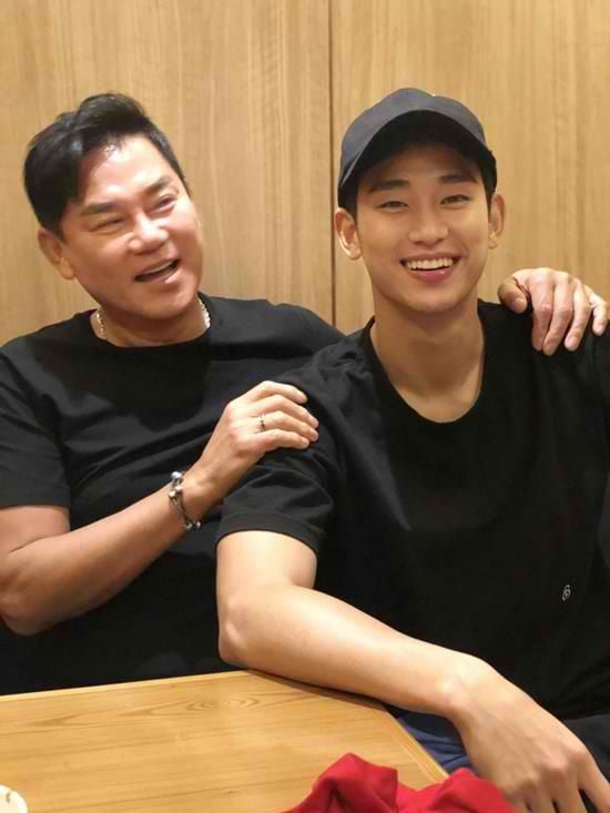 Kim Soo-hyun dan bapanya Kim Chung-hoon (Photo: Instagram @KimSoohyunshiph)
