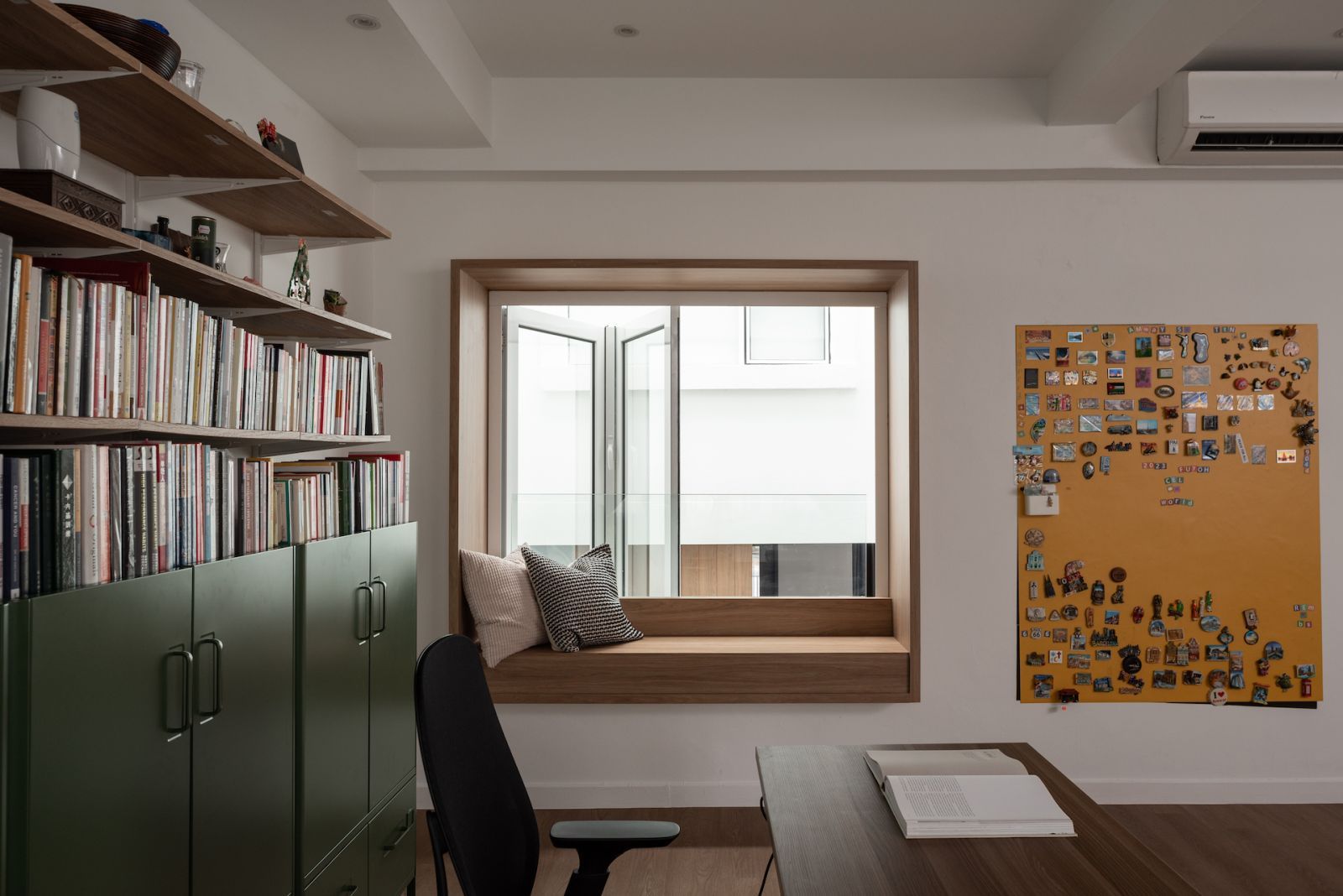 Dark-coloured cabinets break the monochromatic palette (Photo: TWJPTO)