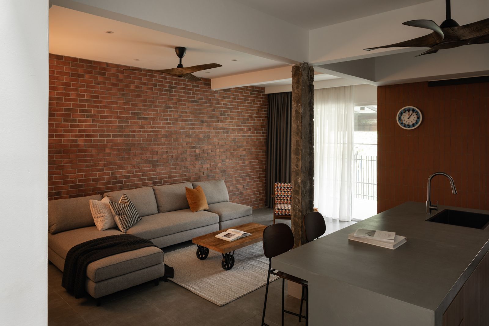 The exposed brick wall adds vibrancy (Photo: TWJPTO)