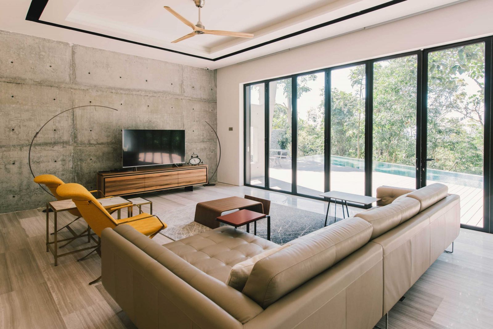 Minimalist interior with astounding views (Photo: Ronson Lee)