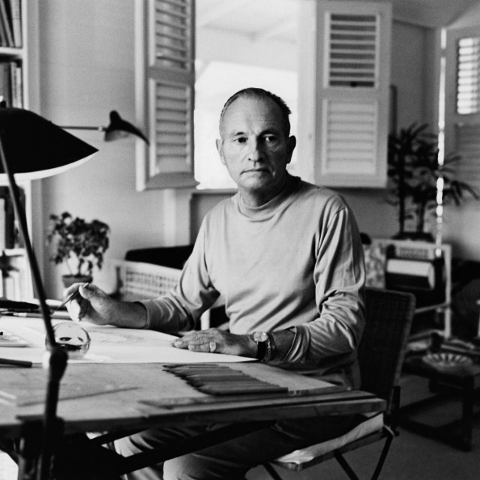 史隆伯傑為Tiffany打造了無數經典珠寶,而石上鳥就是其中之一。 (Photo by Horst P. Horst/Condé Nast via Getty Images)