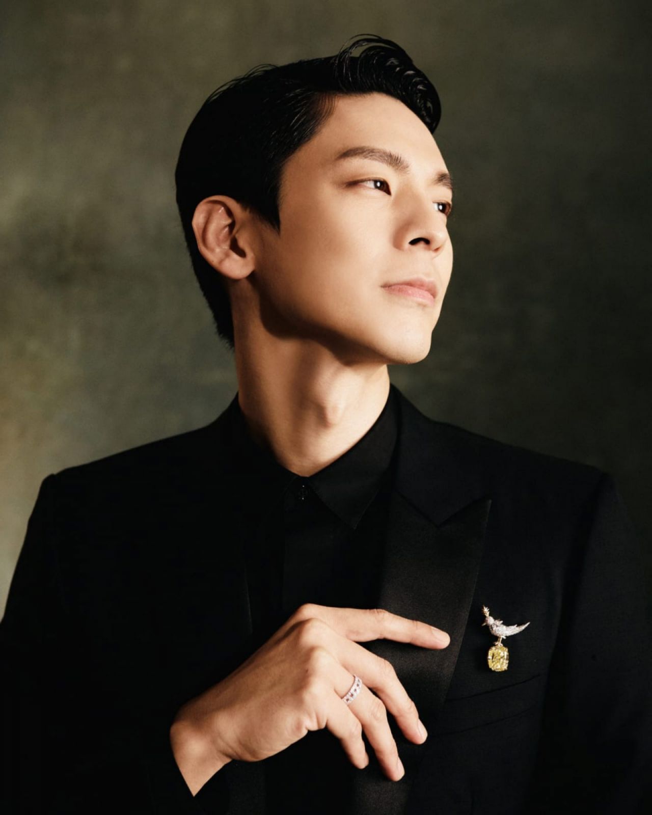 男星林柏宏佩戴Tiffany石上鳥系列胸針。(Photo: Tiffany & Co.)