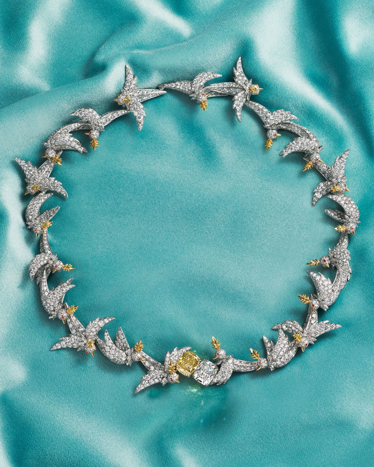 Tiffany石上鳥系列頂級珠寶項鍊。(Photo: Tiffany & Co.)