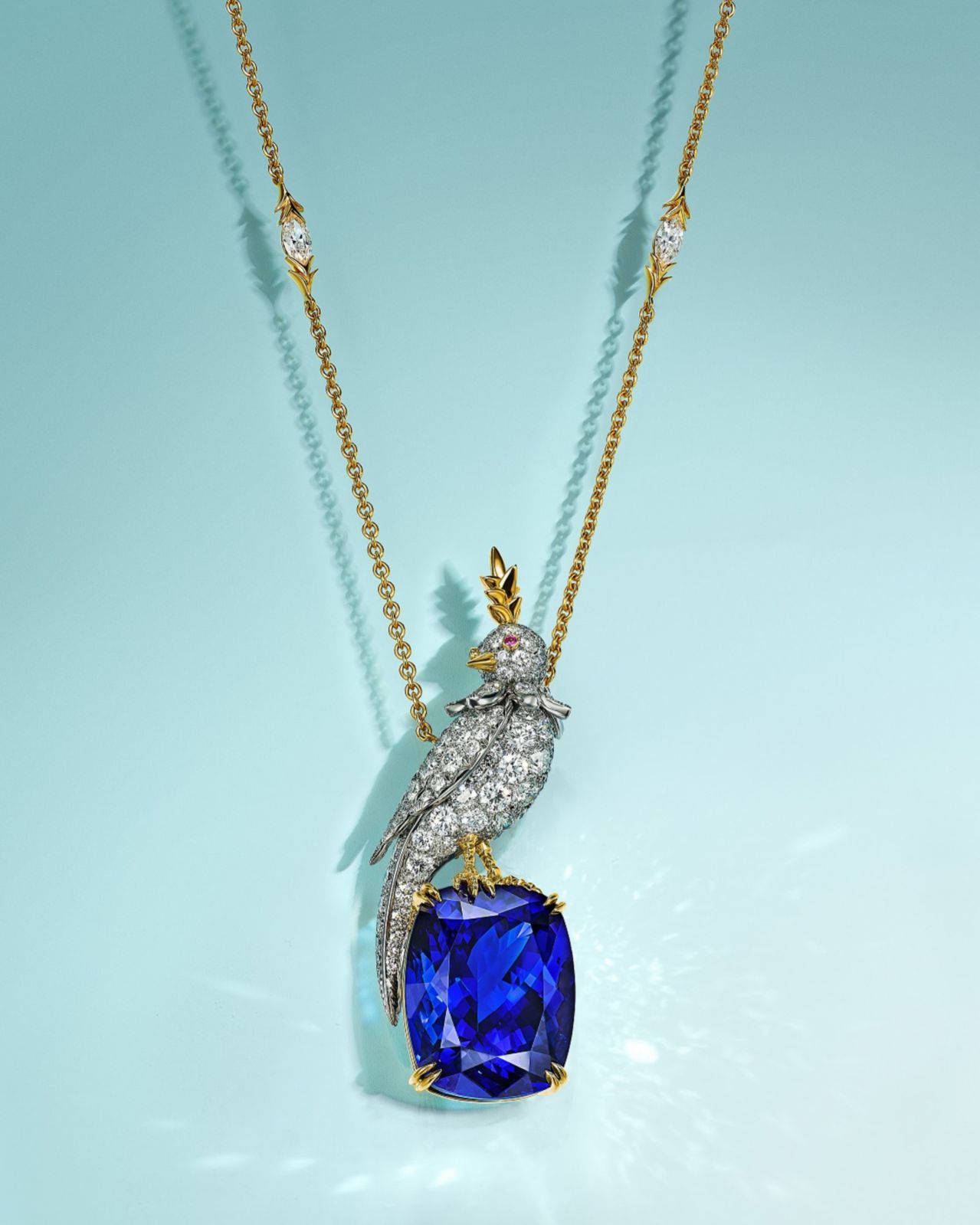 Tiffany石上鳥系列吊墜項鍊,鑲嵌16克拉丹泉石。(Photo: Tiffany & Co.)
