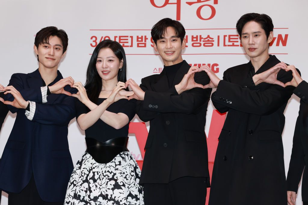 (Kiri ke kanan): Barisan pelakon ‘Queen of Tears’ Kwak Dong-yeon, Kim Ji-won, Kim Soo-hyun, dan Park Sung-hoon (Photo: Getty Images)