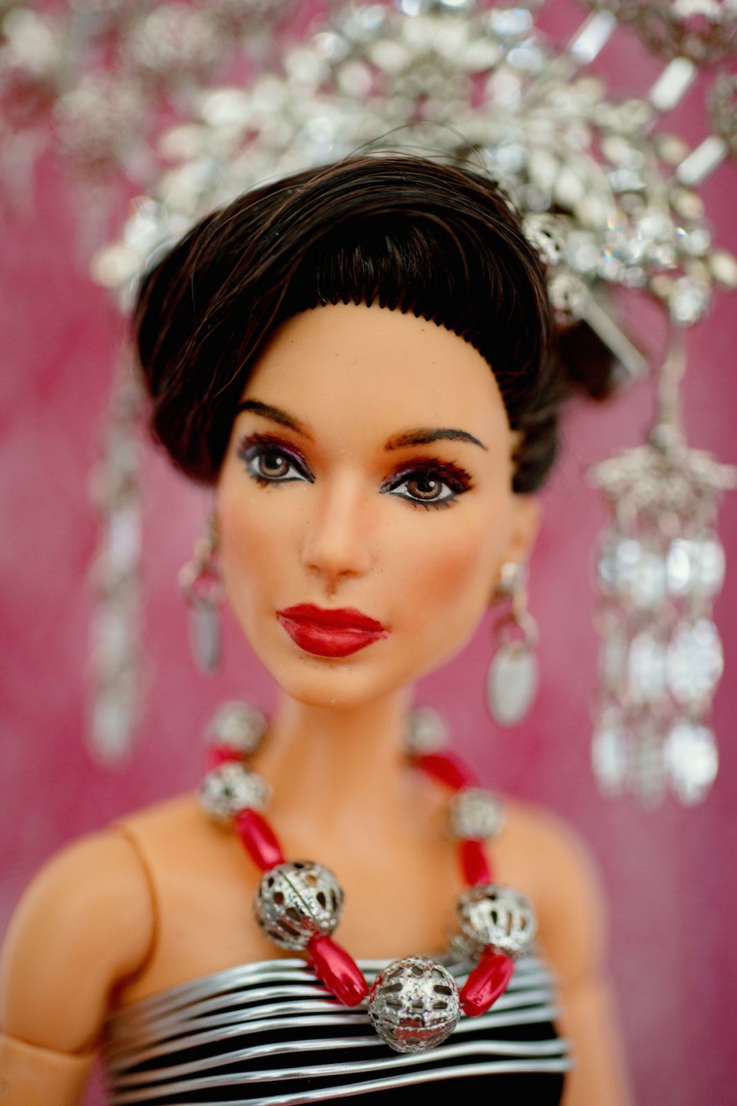 Pembuat anak patung itu menggunakan anak patung Barbie Mattel sebagai asasnya