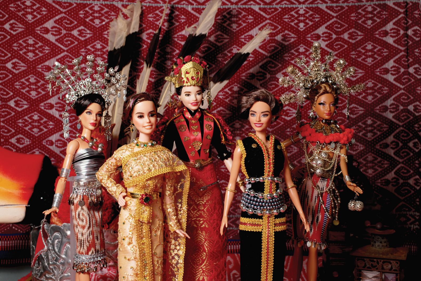 Borneo Dolls dari kiri ke kanan: Iban, Siam, Melanau, Kadazan-Dusun Sabah, Iban
