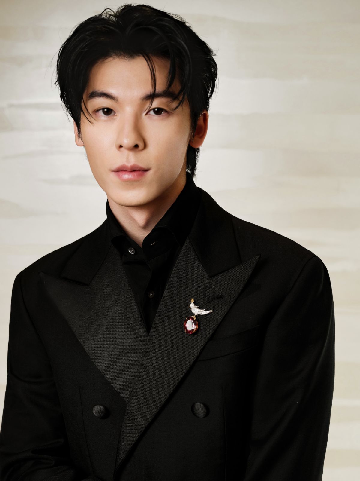 男星許光漢佩戴Tiffany石上鳥系列胸針。(Photo: Tiffany & Co.)