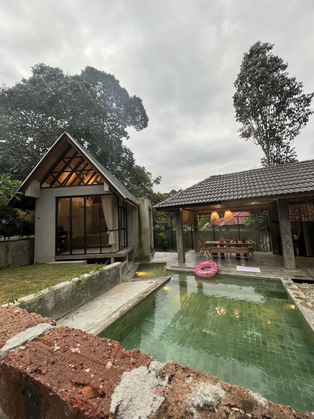 Villa Sunlight Between the Trees - Komorebi