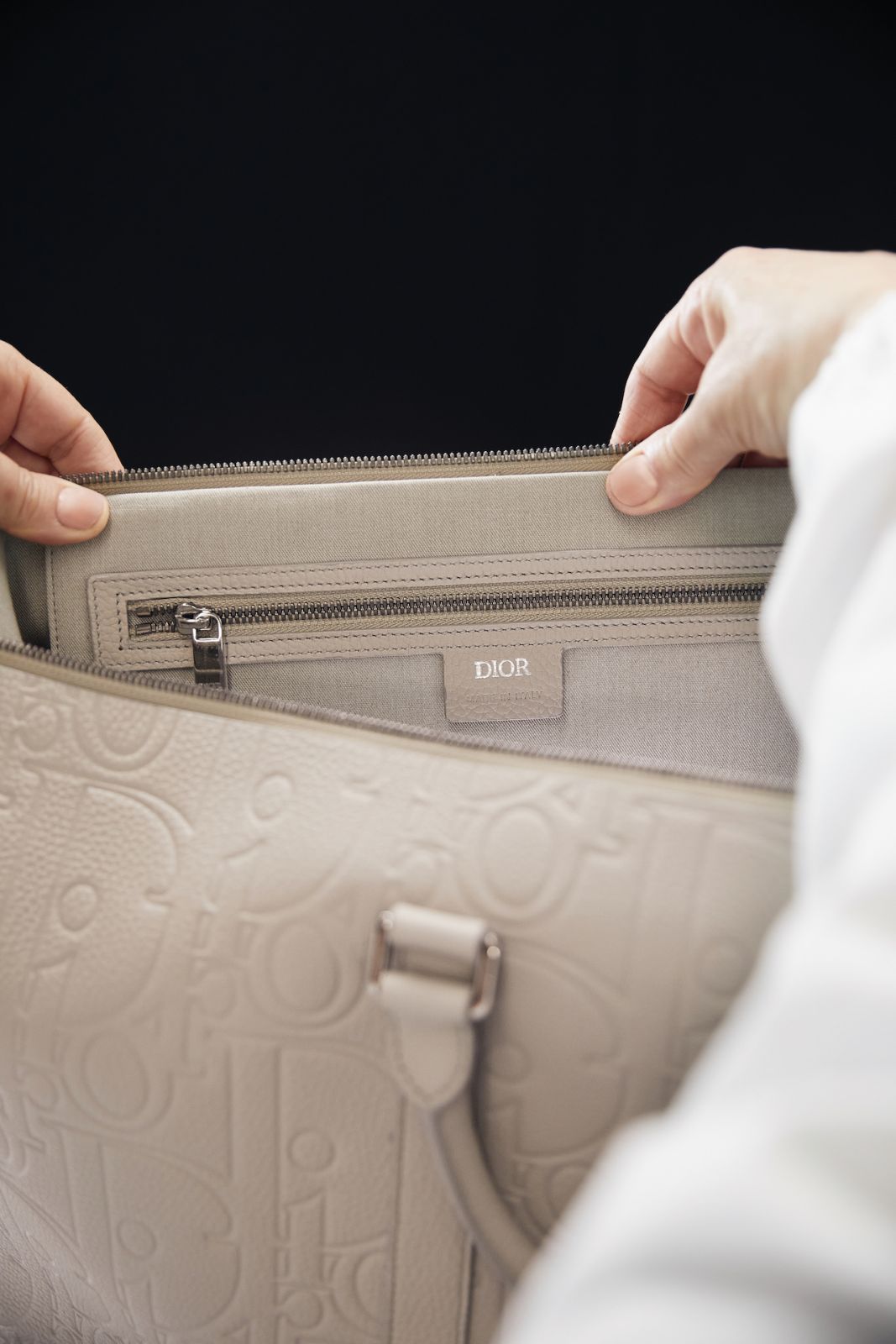 Kemasan logam oleh kemahiran tangan pada beg the Weekender 40.