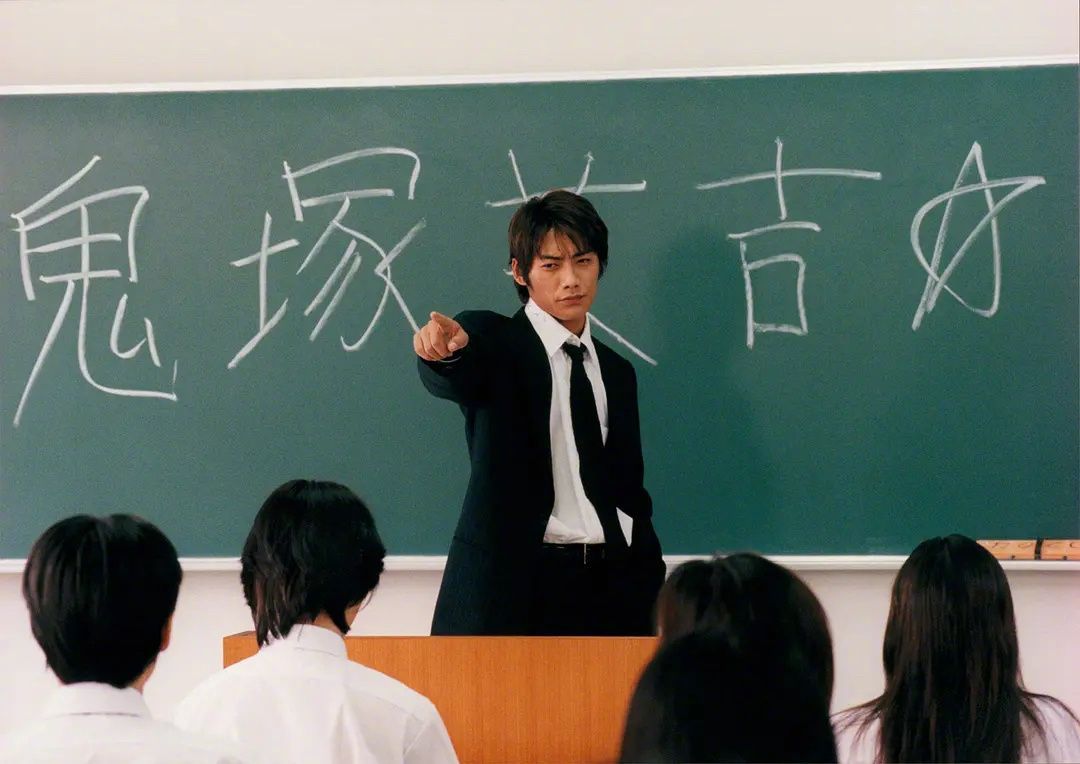 反町隆史憑《麻辣教師GTO》高中教師鬼塚英吉一角爆紅(Photo: 《麻辣教師GTO》劇照)
