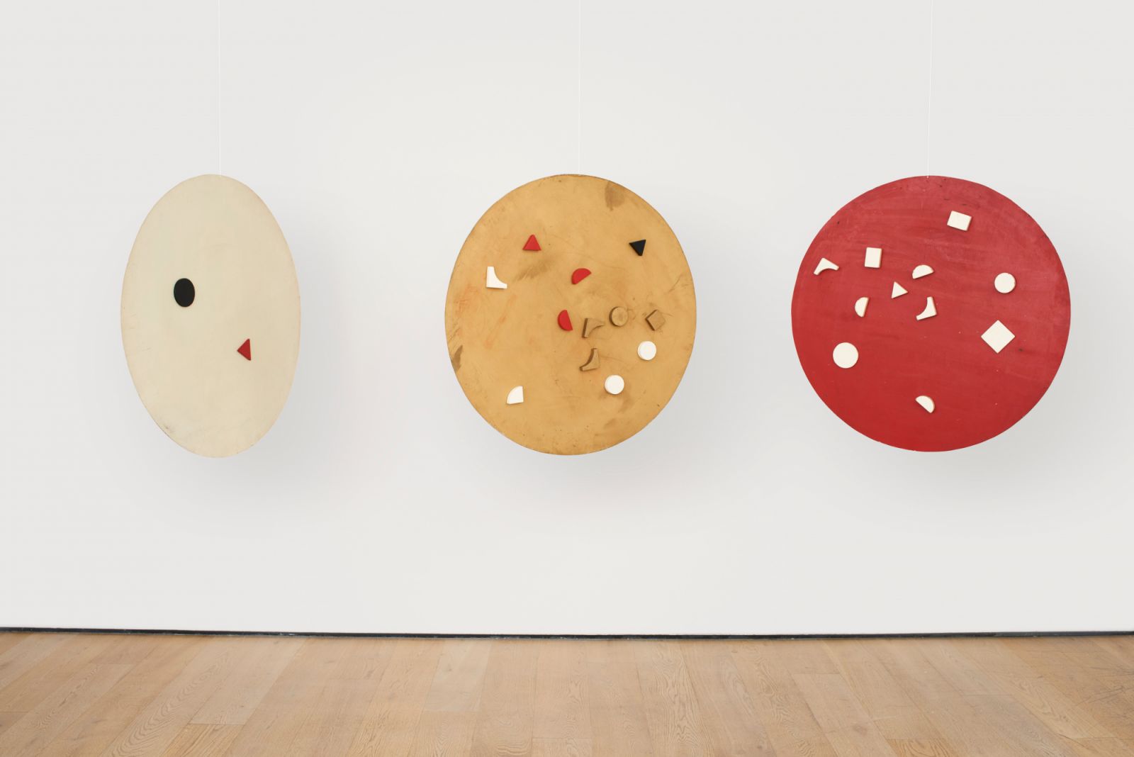 李元佳 / Untitled (Detail) / 1980s / Moveable magnetic photographic points on metallic discs / / 91cm diameter / (LYC019)(Photo:courtesy of the artist and Richard Saltoun Gallery)