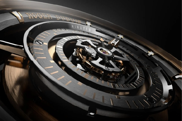 機械之心中置陀飛輪的錶盤的正中央是一枚中置陀飛輪。（Photo: Roger Dubuis）