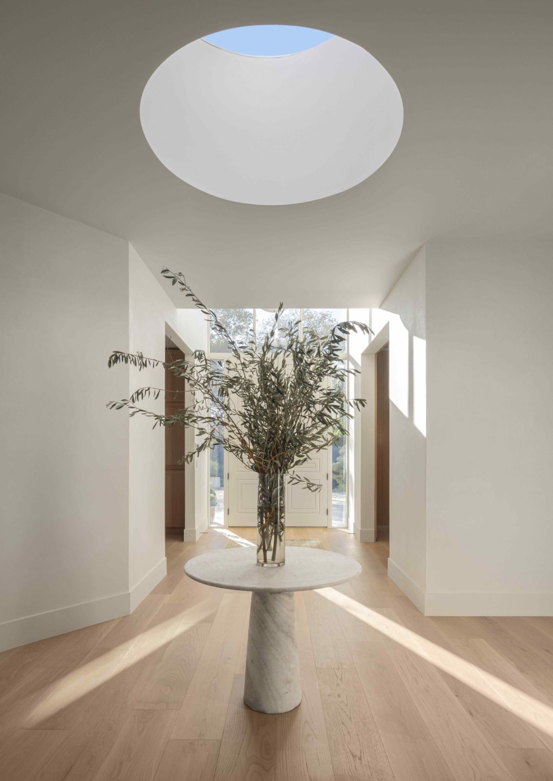 A well-positioned circular skylight in the foyer