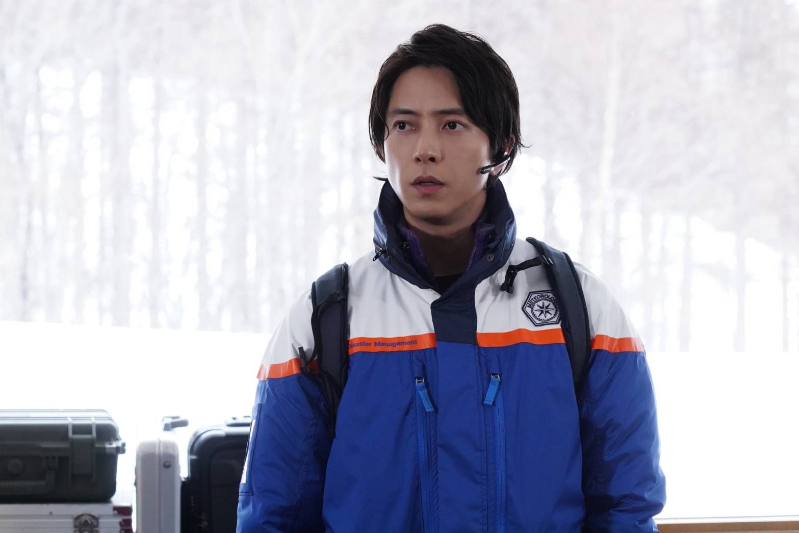 山下智久所飾演的晴原柑九郎是一名氣象專家,依照他在氣象學的豐富知識指揮救難。(Photo: X @bluemoment_cx)