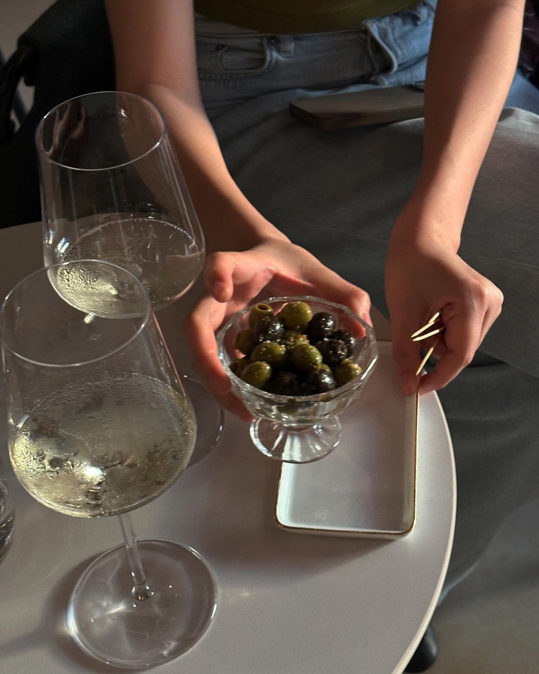 Marinated olives and glasses of wine (Photo: Instagram / @nanabwincess)