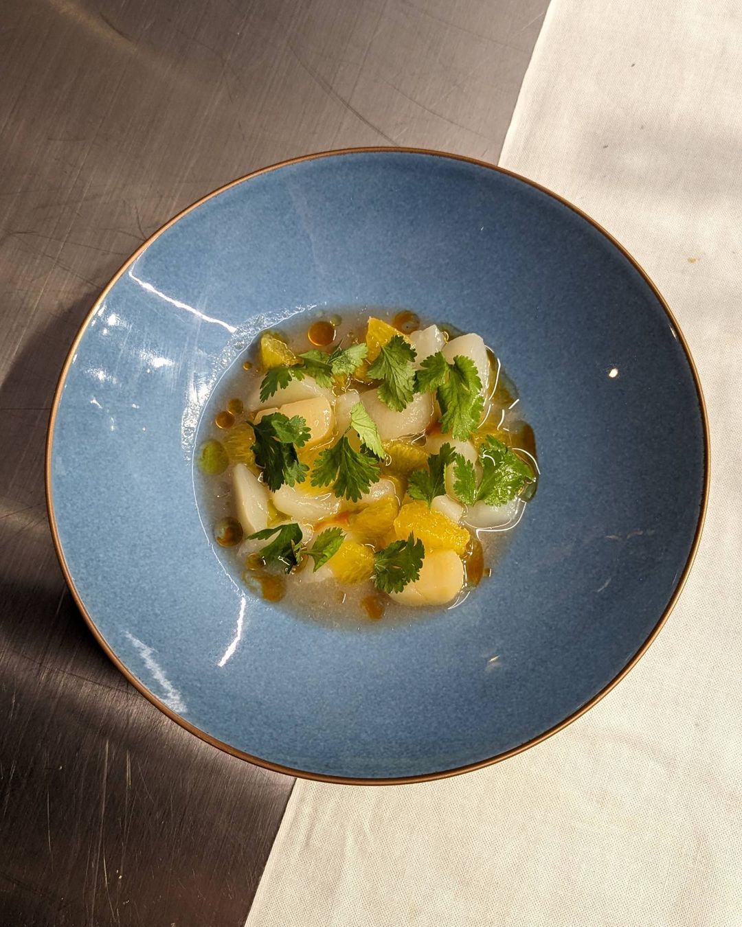 Scallops with pomelo dressing and orange slices (Photo: Instagram / @junobangsar)