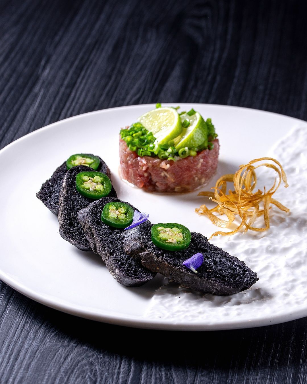 Tuna belly tartare with charcoal bread (Photo: Instagram / @arigatokl)