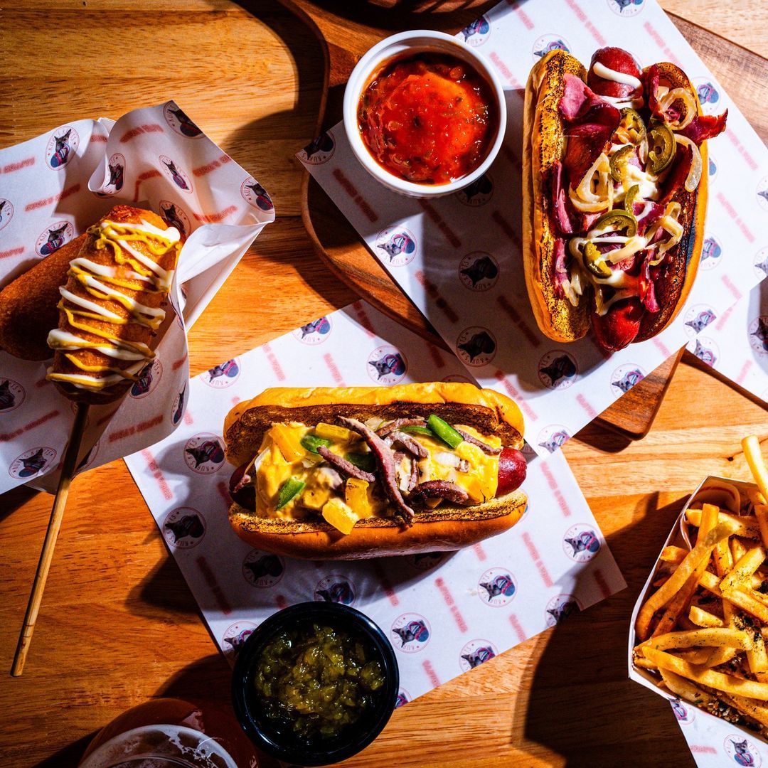 Gourmet hot dogs (Photo: Instagram / @kuras.krafts)