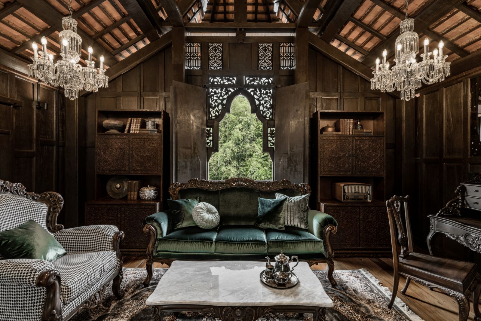 The interior boasts Janda Berhias-style timber walls