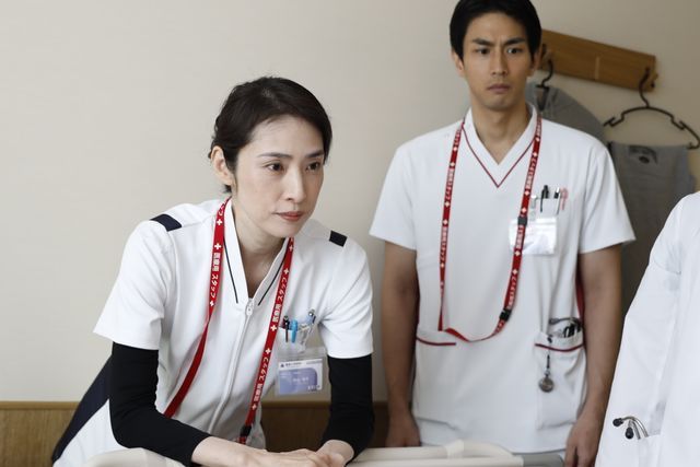 天海祐希飾演的狩山玲子已經罹癌,剩下一年的壽命,儘管夫妻平日感情並不熱絡但仍可以看出彼此對對方的在乎。(Photo: TV Asahi)