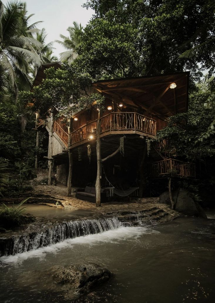 Treehouse de Valentine overlooking a private river (Photo: Treehouse de Valentine)