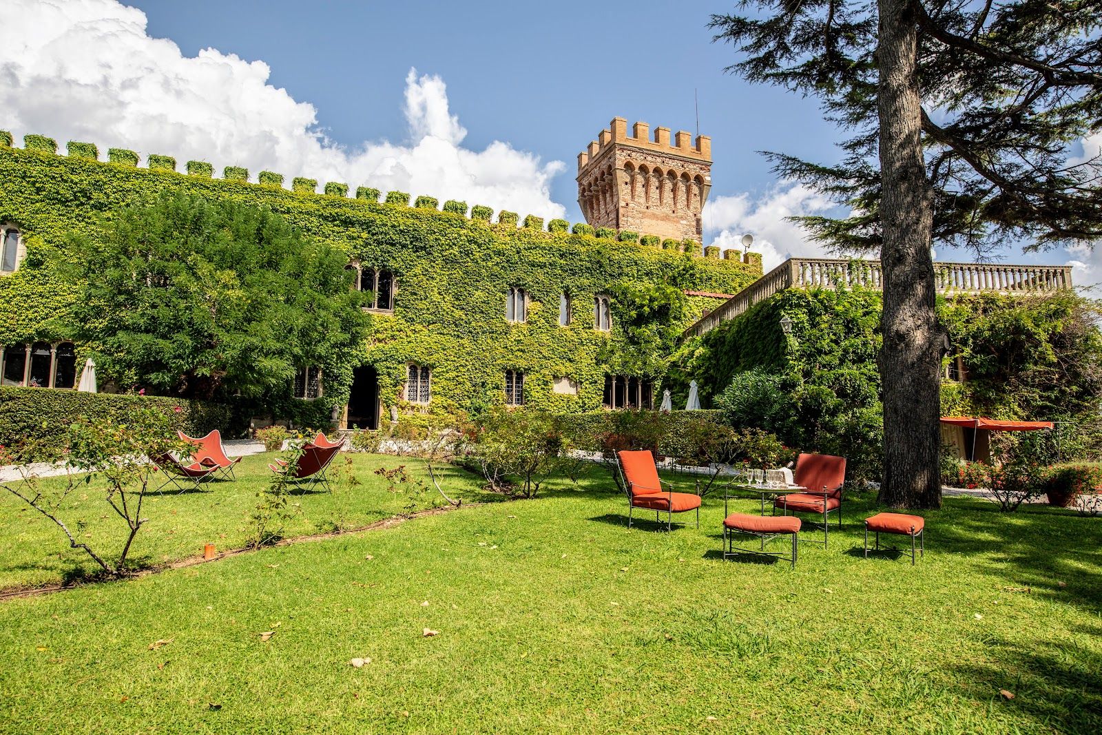 The rose garden at the back of Castello Granduca in Italy (Photo: Vacavilla)