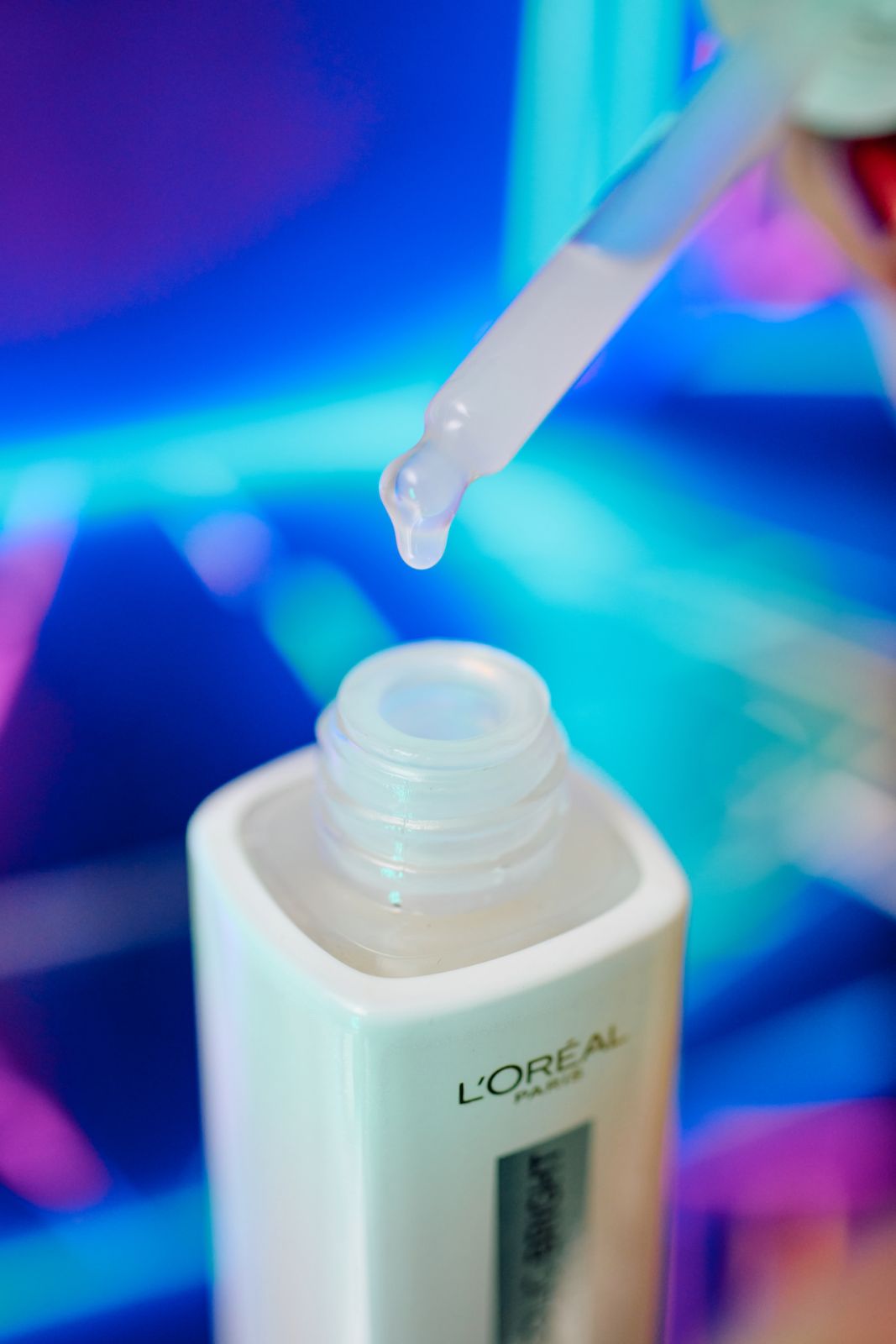The potent Glycolic-Bright Instant Glowing Serum combines glycolic acid with niacinamide and Symwhite