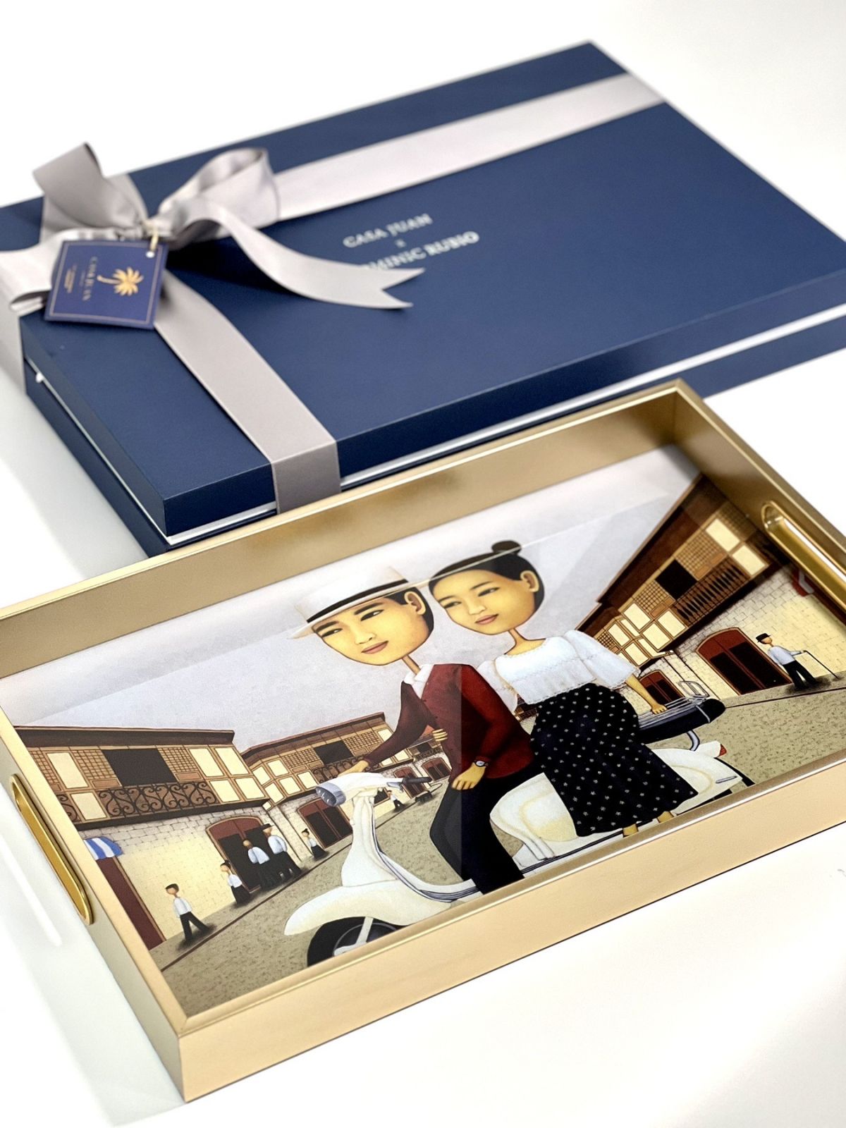 'Paseo en Moto' depicted on a Casa Juan x Dominic Rubio serving tray