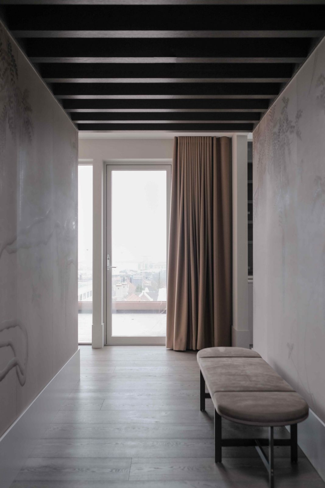 Wooden ceilings with sturdy beams enhance the sense of zones