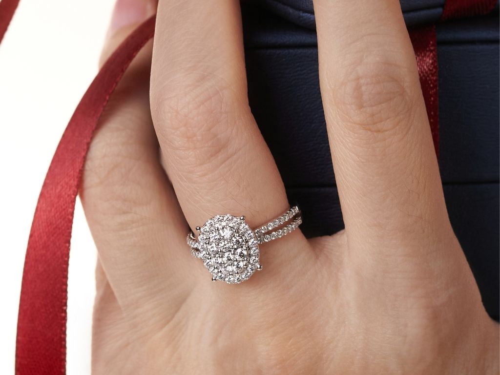 e Lumiere’s halo design ring featuring 30 diamonds totalling 0.55 karats
