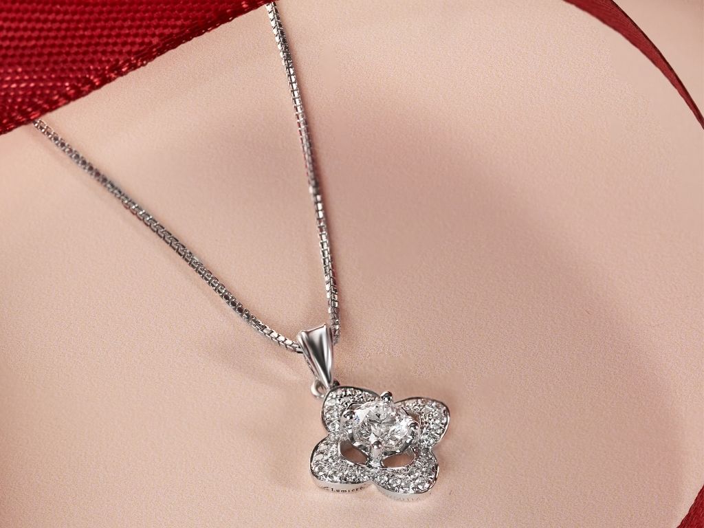 Le Lumiere’s ‘Floral Finesse’ pendant