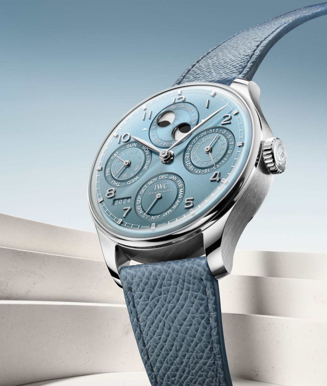 IWC葡萄牙系列萬年曆腕錶具備18K白金錶殼以及「地平線藍」錶盤。（Photo: IWC）
