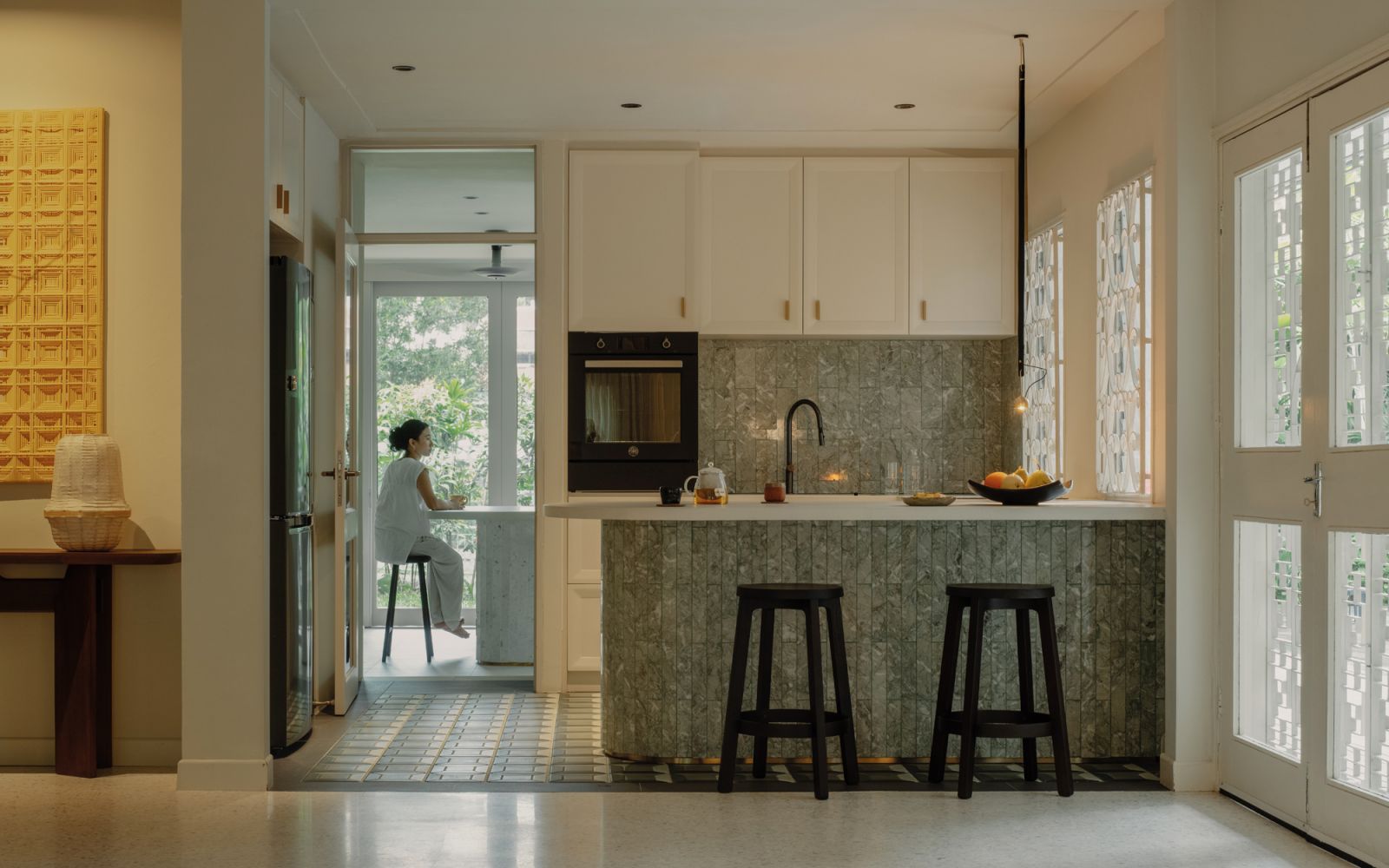 Thanks to a generous extension into the backyard, the wet kitchen is in direct connection with the verdant outdoor greenery