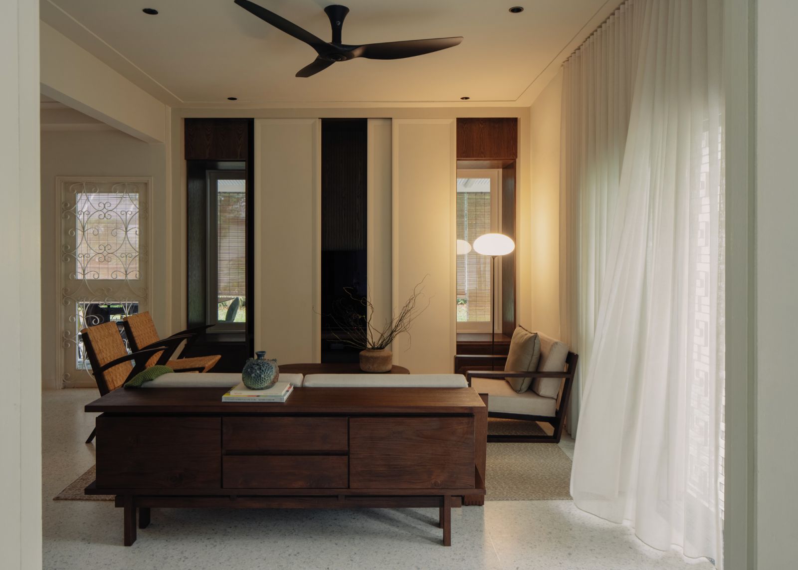A perfect space for the family to relax and wind down in, the living area makes use of soft, indirect lighting for a soothing atmosphere