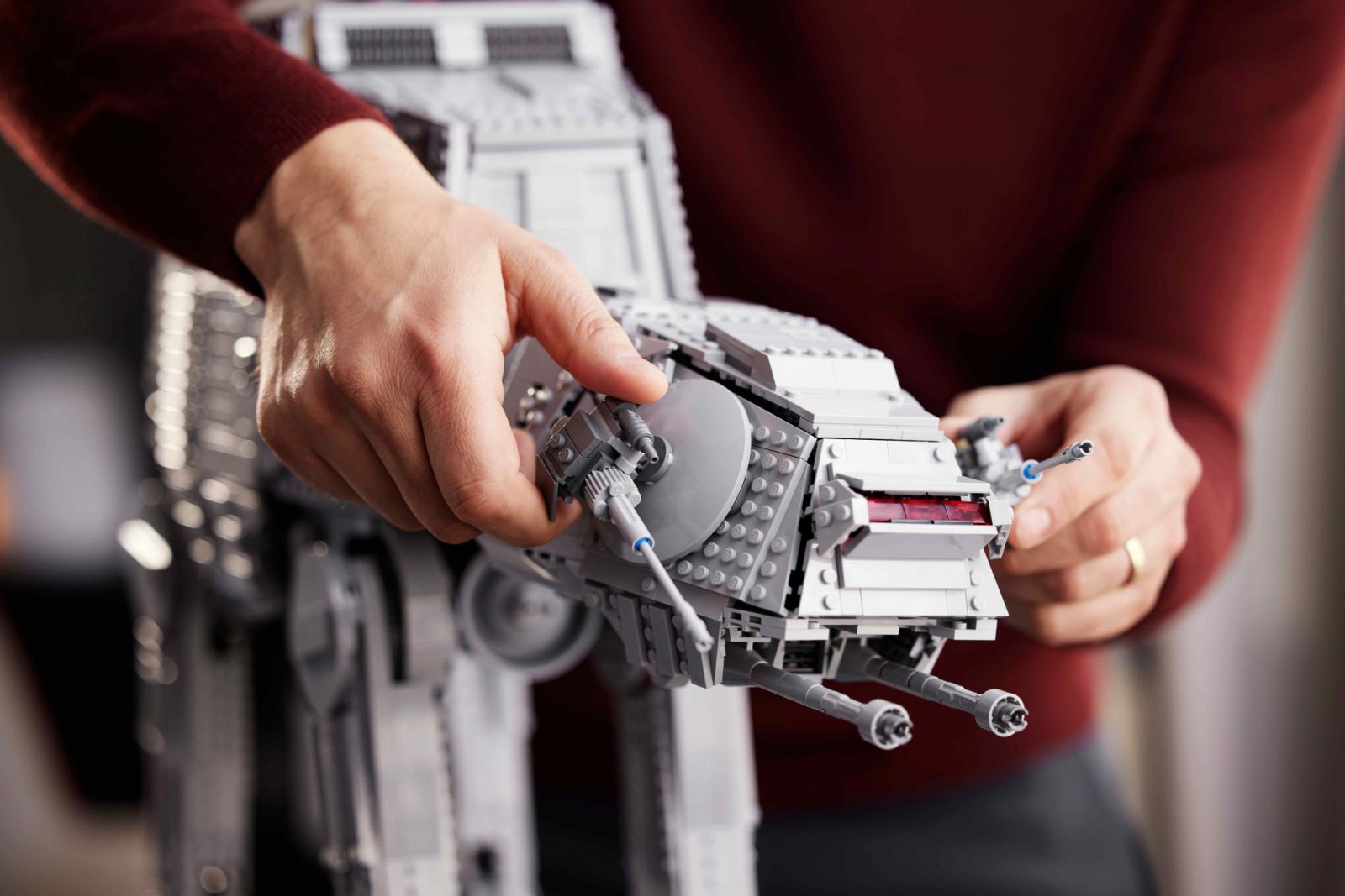 A posable head with rotating cannons
