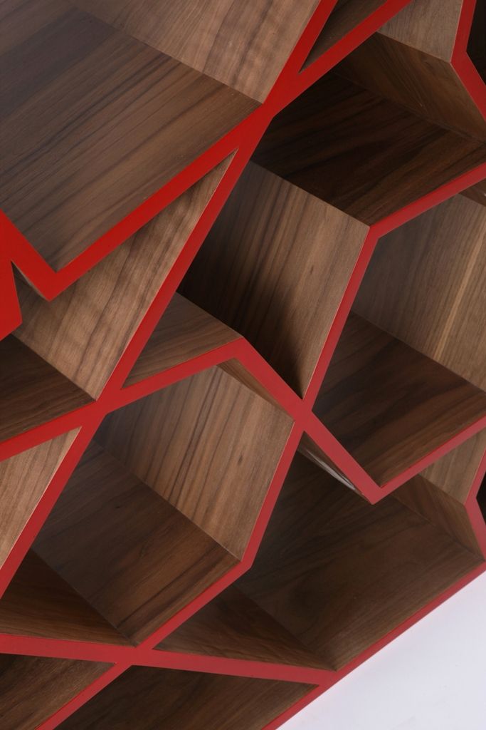 Rak walnut Amerika dalam rona merah matte