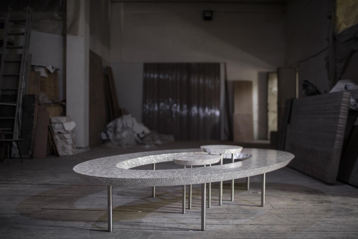 Meja kopi The Bling Bling dipamerkan di Doha Design Biennale awal tahun ini coffee table revealed at the Doha Design Biennale earlier this year