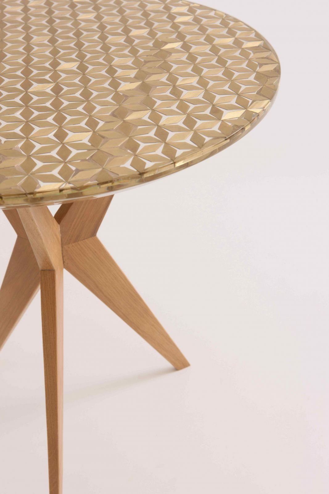 Meja Tripod dengan marquetry loyang dalam damar jernih