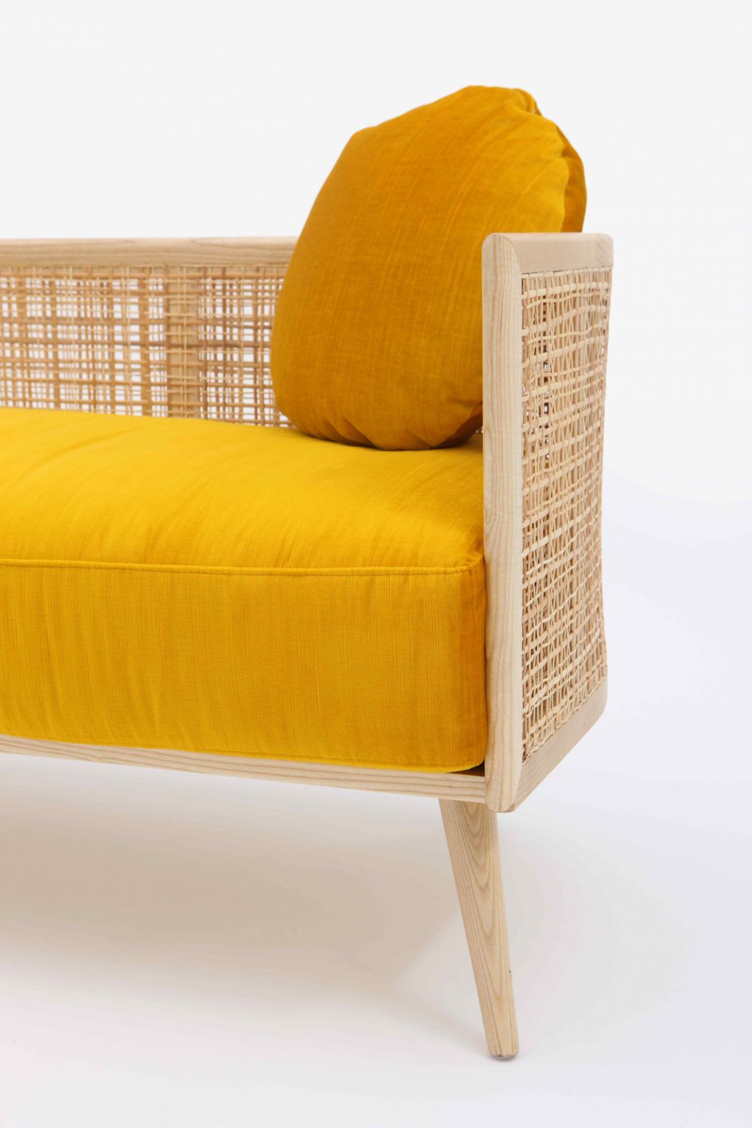 The Summerland Sofa dengan sandaran anyaman a straw make backrest