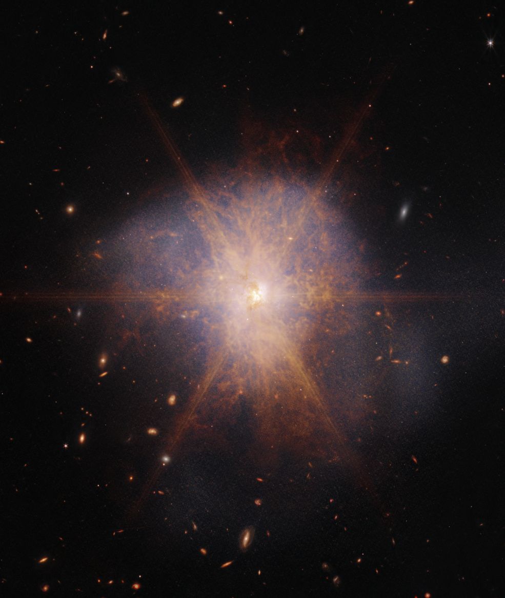 在韋伯太空望遠鏡鏡頭下的Arp 220,就如同星系滄海中的一盞明亮燈塔,其閃耀的光芒照亮了夜空。Arp 220位於巨蛇座,距離我們約2.5億光年,是兩個正在合併的螺旋星系,在特殊星系圖集(Atlas of Peculiar Galaxies)中的第220個天體,也是離地球最近的3個正在合併的星系中最亮的一個。
