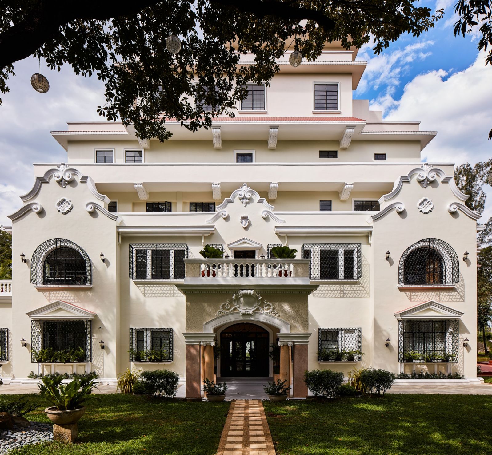 5 Spots in Metro Manila for Photowalks: Ronac Art Center, Metropolitan ...