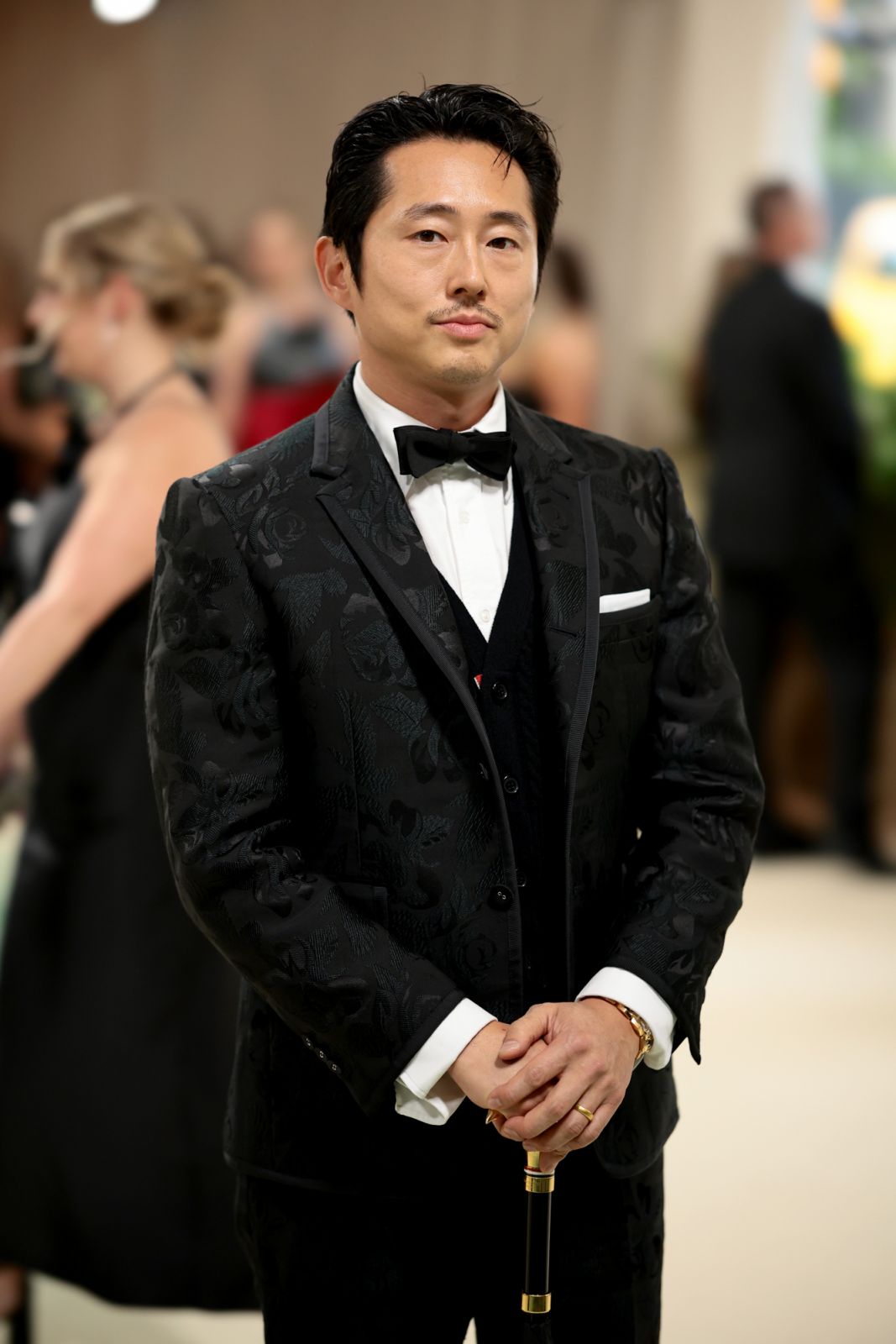 Steven Yuen 身穿Thom Browne西裝。 (Photo by Dimitrios Kambouris/Getty Images for The Met Museum/Vogue)