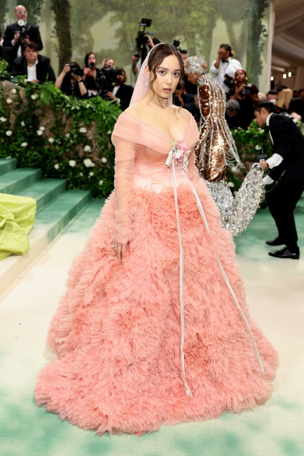 Laufey 身穿Prabal Gurung 粉紅色紗裙。(Photo by Dimitrios Kambouris/Getty Images for The Met Museum/Vogue)