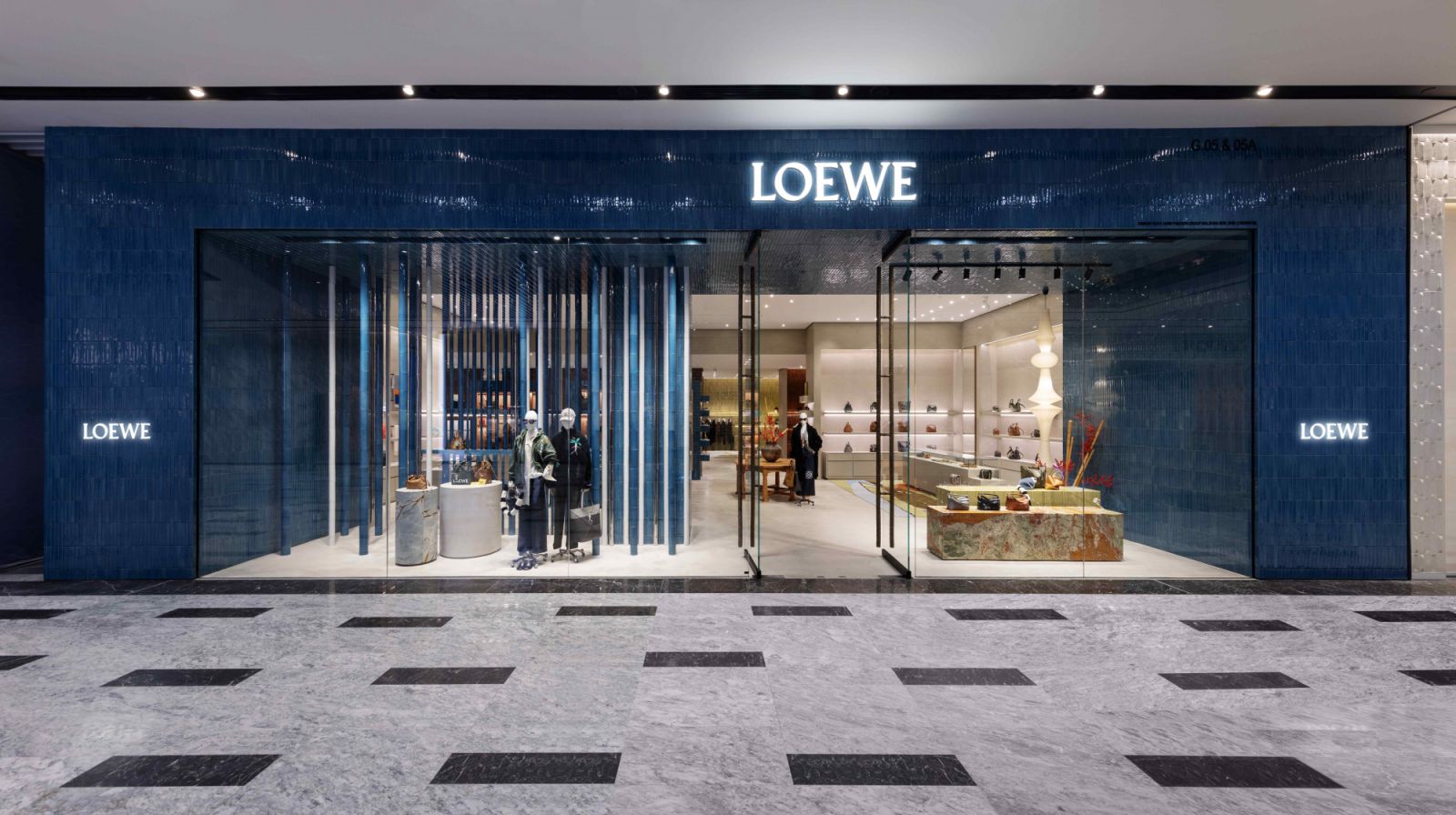 Muka depan jubin seramik biru buatan tangan dan enamel di Sepanyol (Foto: Loewe)