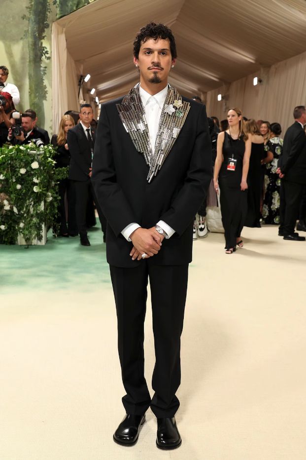 Omar Apollo สวมนาฬิกา Cartier Crash ที่งาน Met Gala 2024 (ภาพ: Getty Images)