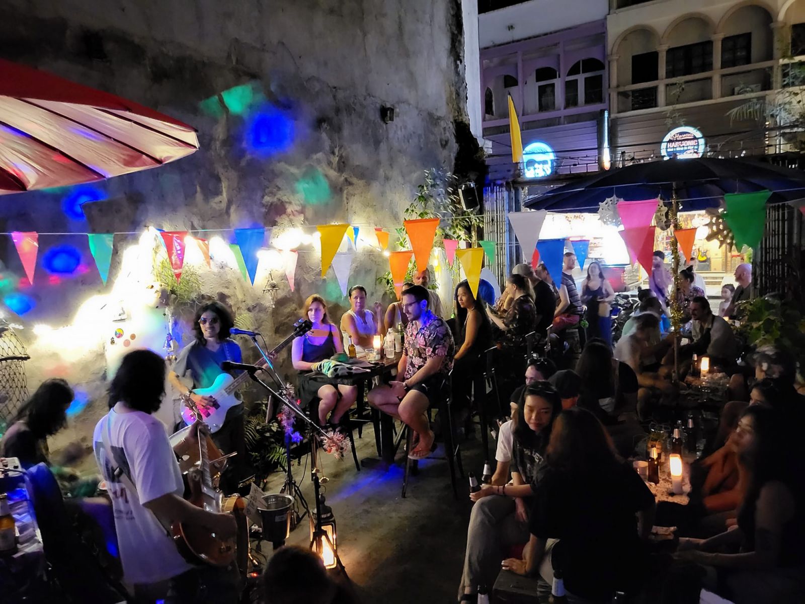 Good Vibes P-Town ใจกลางย่านเมืองเก่าภูเก็ต