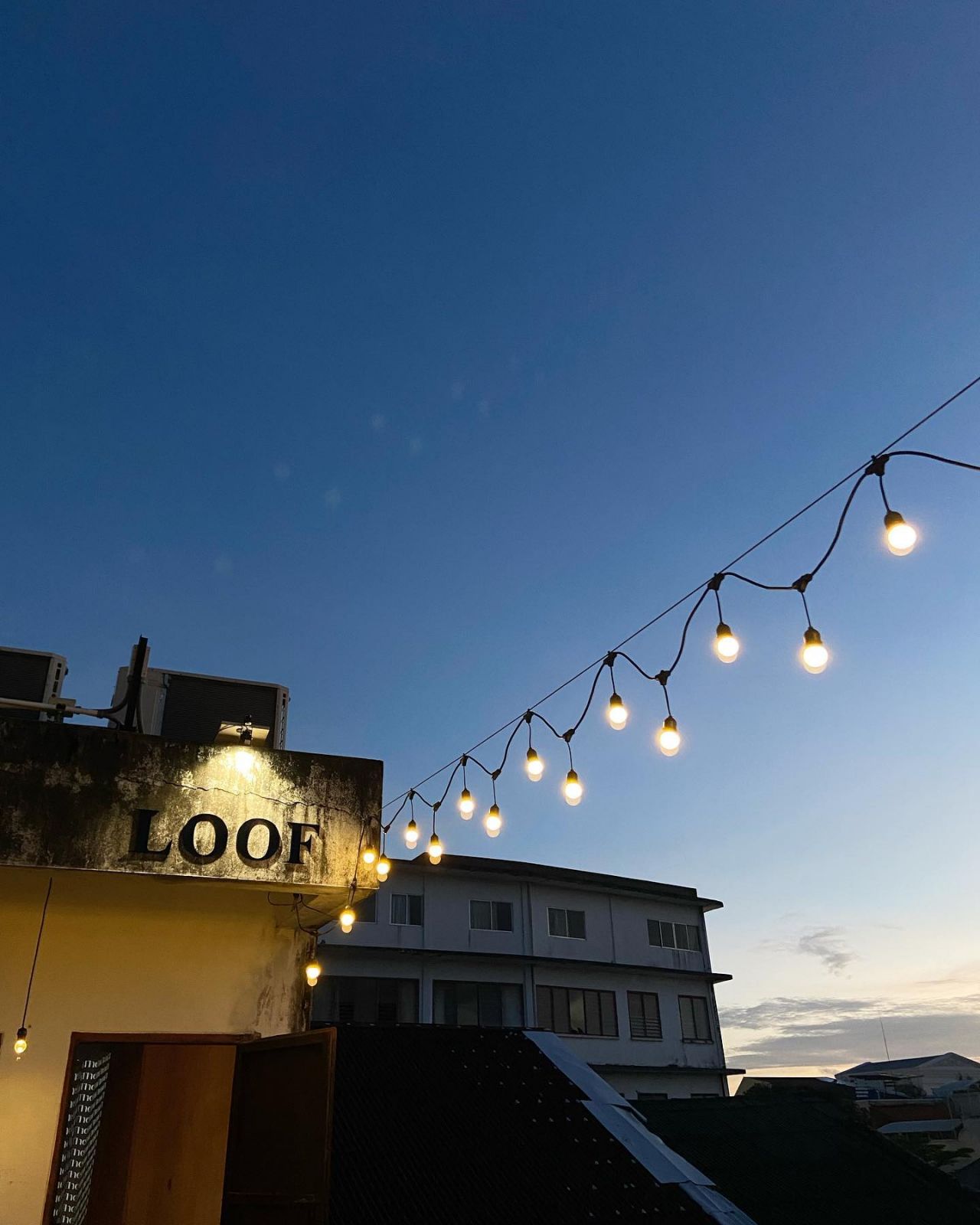 รู้ฟท้อปบาร์ The Loof Bar & Co ย่านเมืองเก่าภูเก็ต