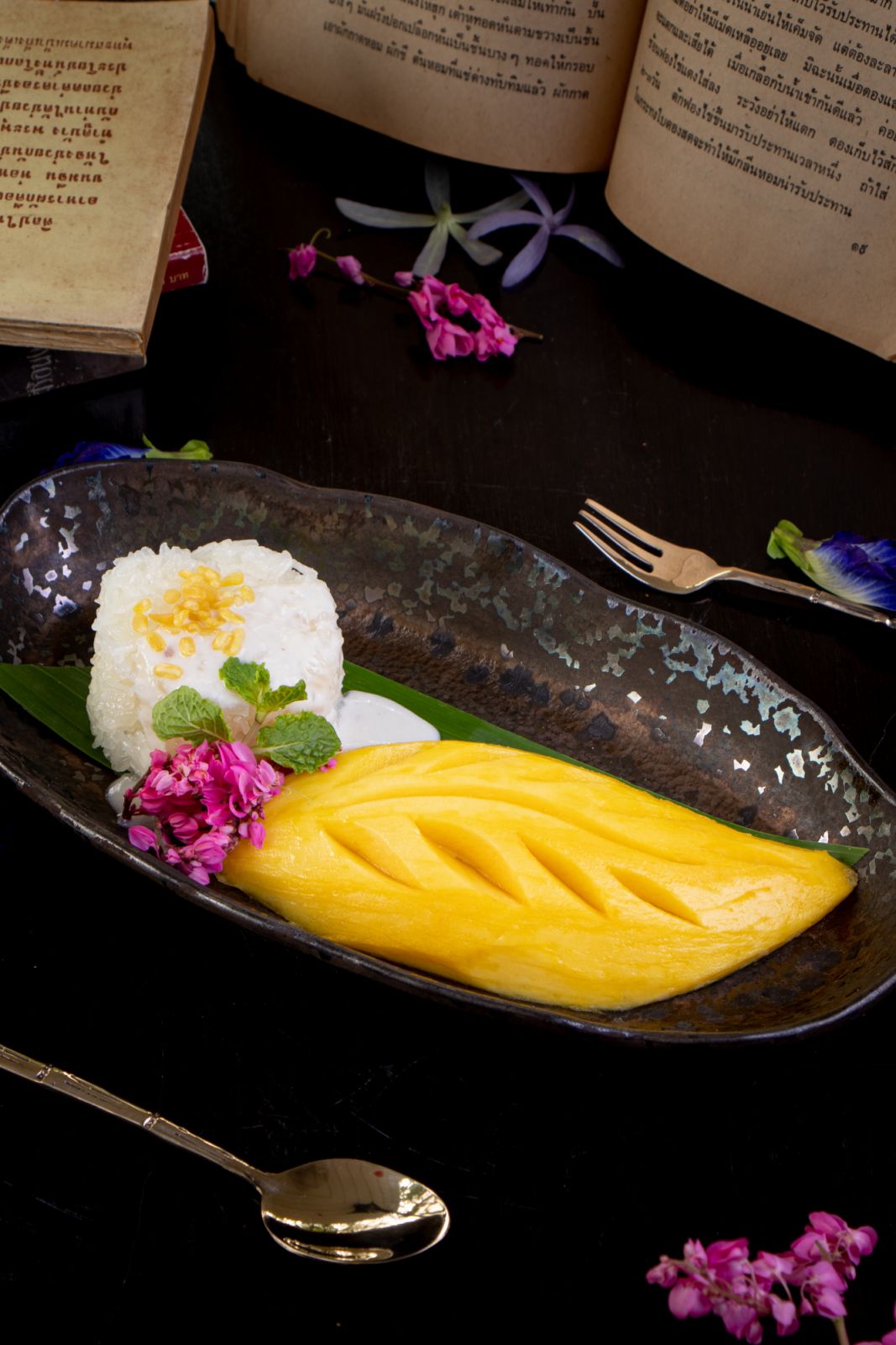 เมนูข้าวเหนียวมะม่วง จากร้าน เรือนนพเก้า (Ruen Noppagao)