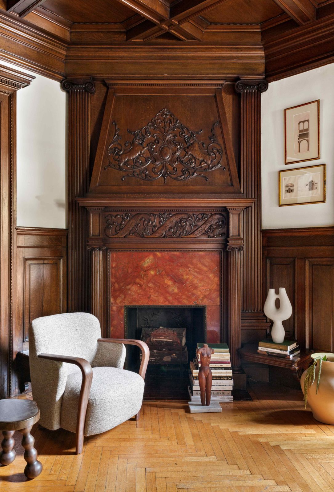 Saft plays off the old home’s grandeur, and create a harmonious interior